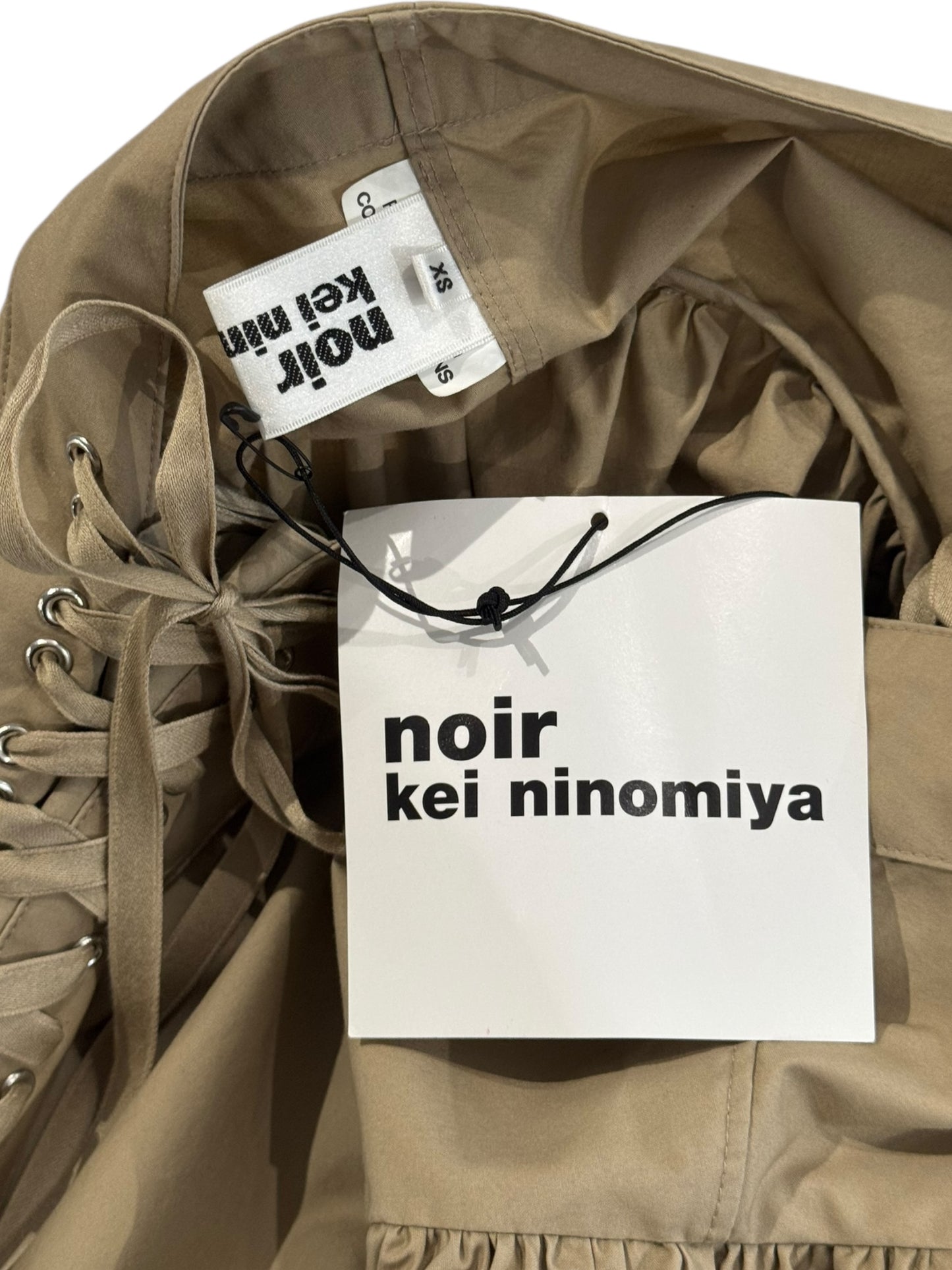 NOIR KEI NINOMIYA SS2022 BEIGE LACE-UP NECKLINE PUFFY SLEEVES TOP