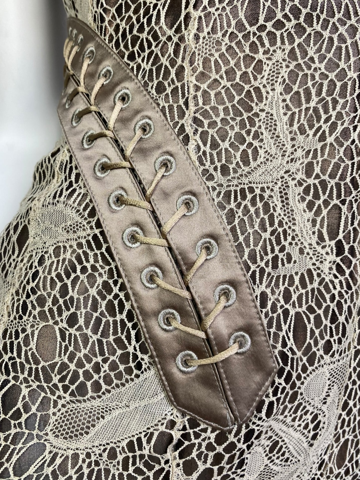 ALEXANDER MCQUEEN FW2002 «SUPERCALIFRAGILISTIC» BEIGE LACE & SILK BONDAGE CORSET MIDI DRESS
