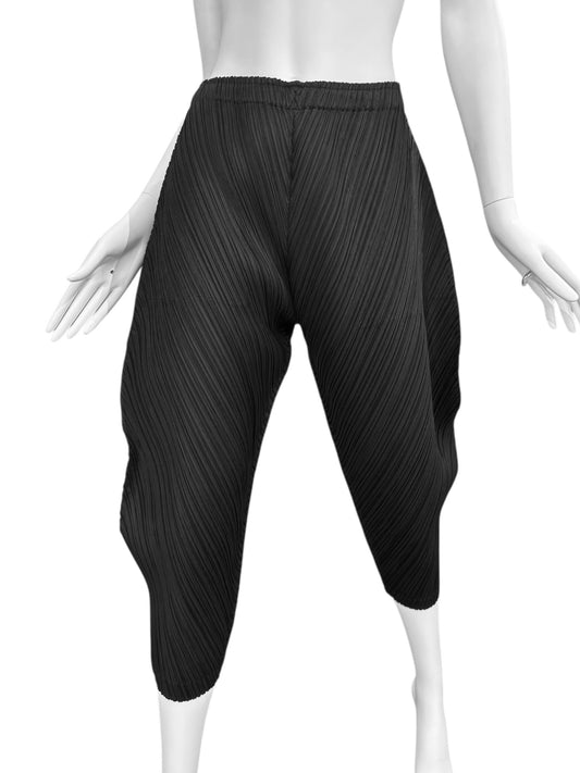 PLEATS PLEASE 2010s BLACK PLEATED BALLOON CAPRI PANTS