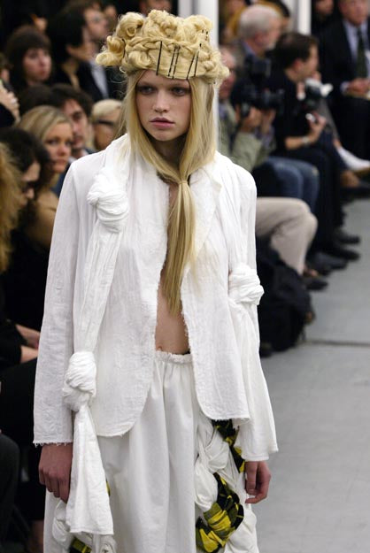 COMME DES GARÇONS SS2003 BLACK PLEATED KNOT BACKLESS BLAZER