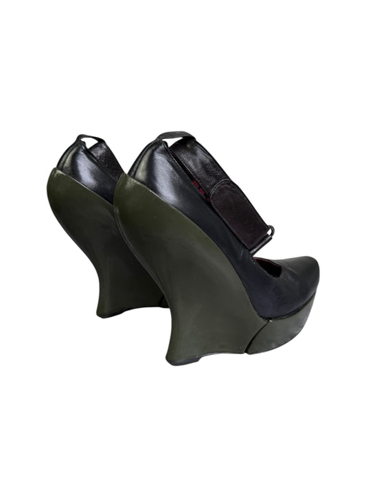 CELINE FW2008 BY IVANA OMAZIC BLACK & GREEN LEATHER ANKLE STRAP WEDGE PLATFORM HEELS