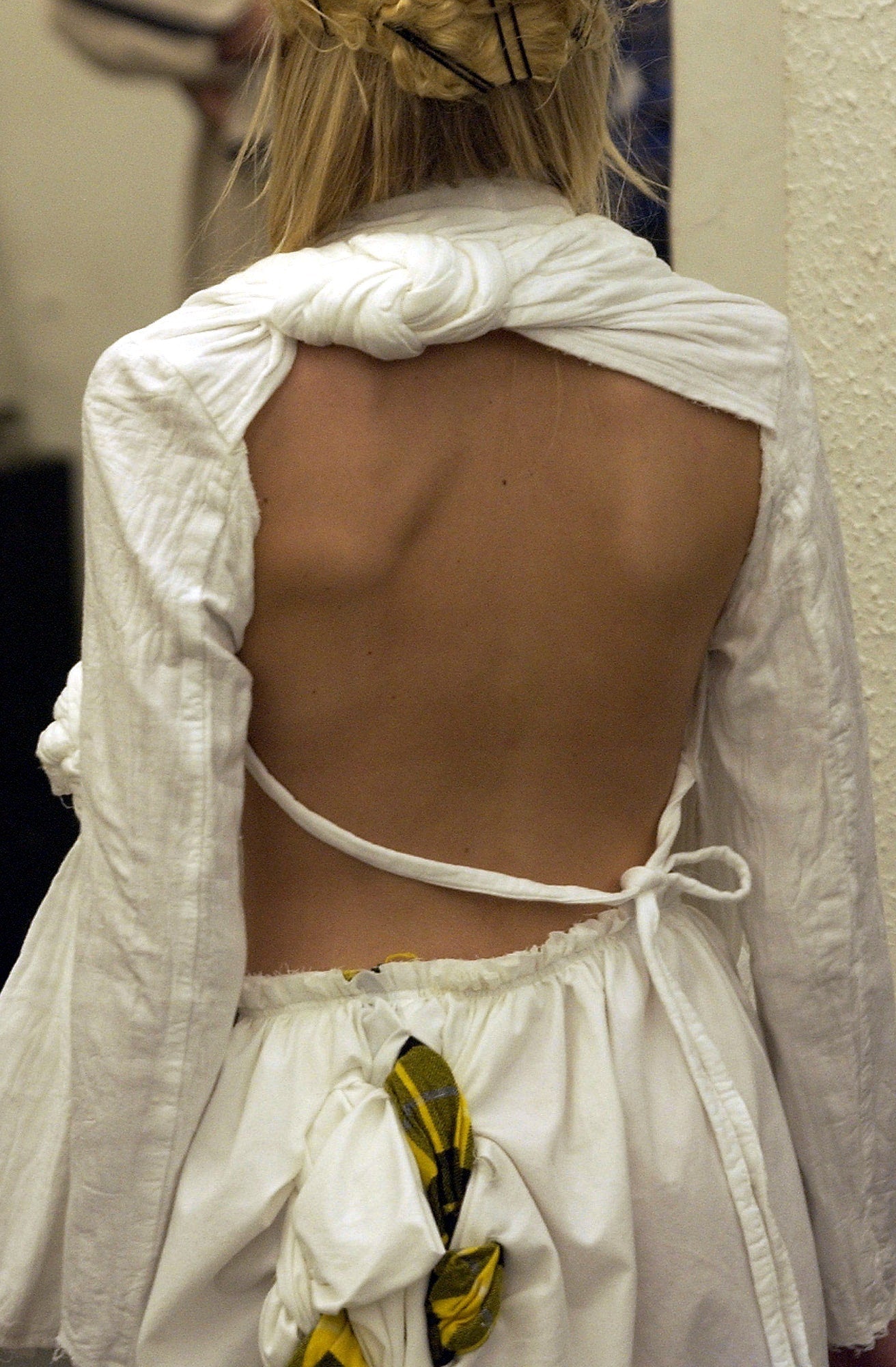 COMME DES GARÇONS SS2003 BLACK PLEATED KNOT BACKLESS BLAZER