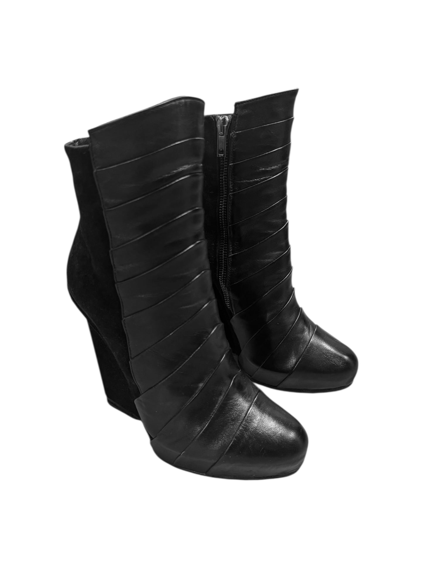 GARETH PUGH FW2010 BLACK PLEATED LEATHER WEDGE ANKLE BOOTS