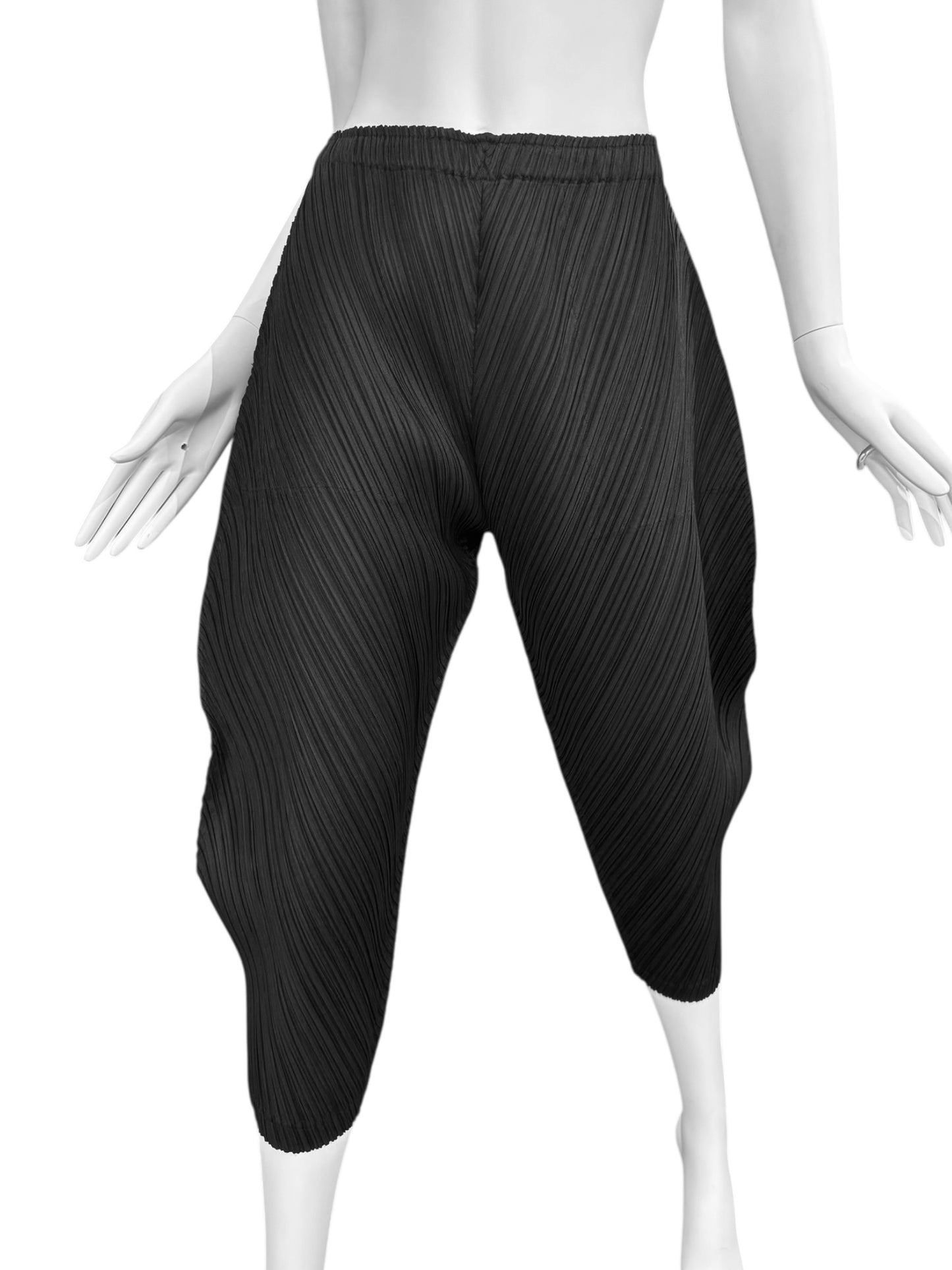 PLEATS PLEASE 2010s BLACK PLEATED BALLOON CAPRI PANTS