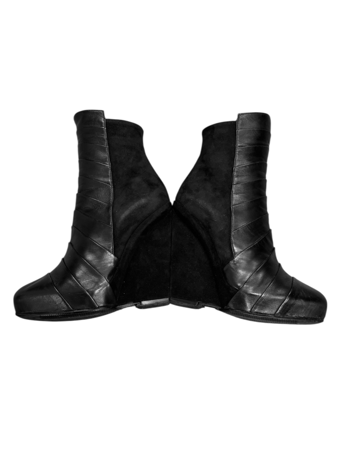 GARETH PUGH FW2010 BLACK PLEATED LEATHER WEDGE ANKLE BOOTS