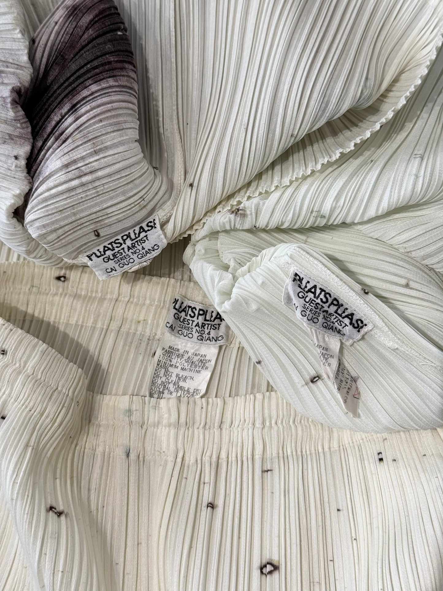 PLEATS PLEASE ISSEY MIYAKE 1998 X CAI GUO-QIANG GUNPOWDER PRINT PLEATED 3P. SET (TOP, PANTS & TUNIC)