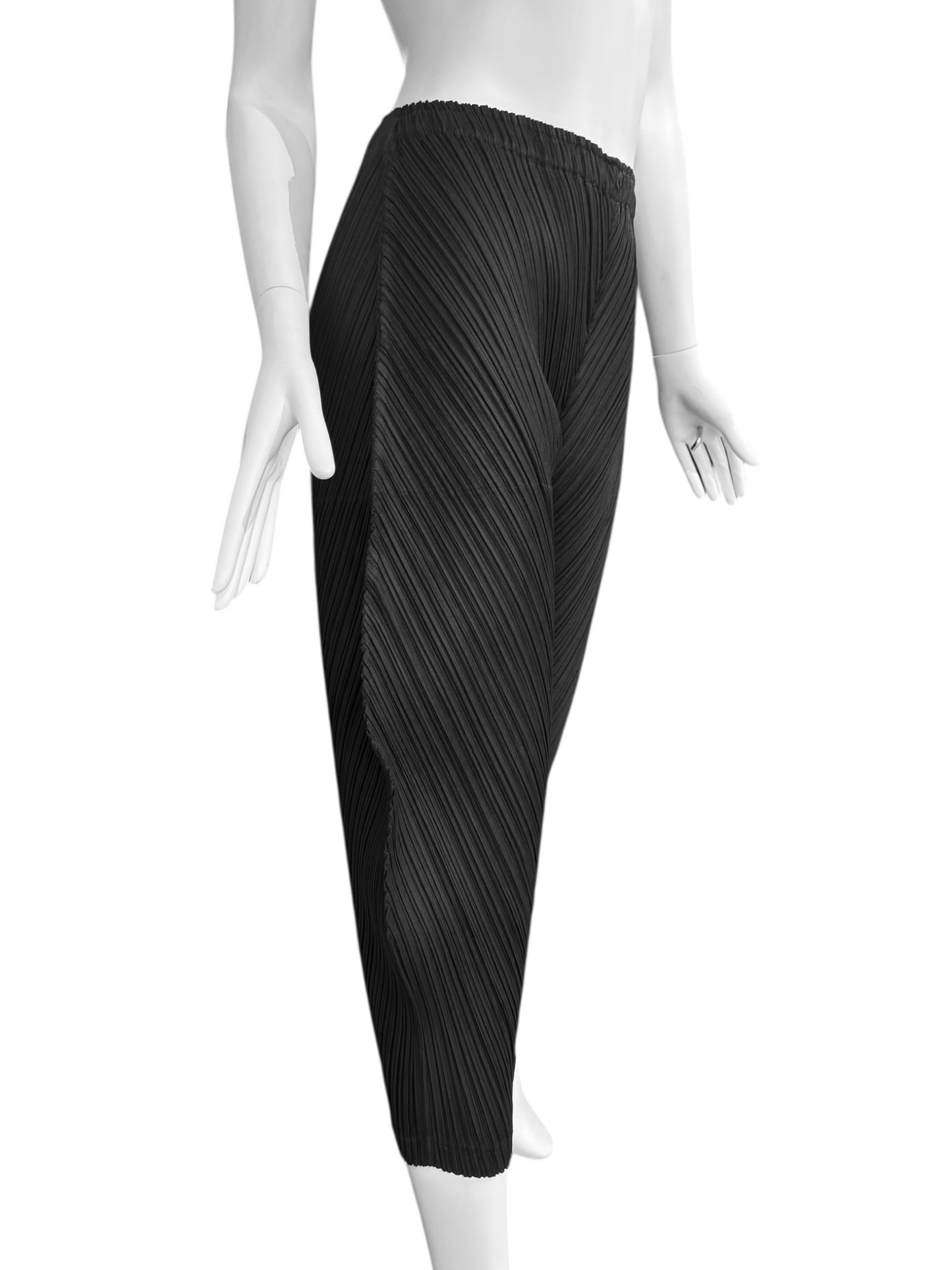 PLEATS PLEASE 2010s BLACK PLEATED BALLOON CAPRI PANTS