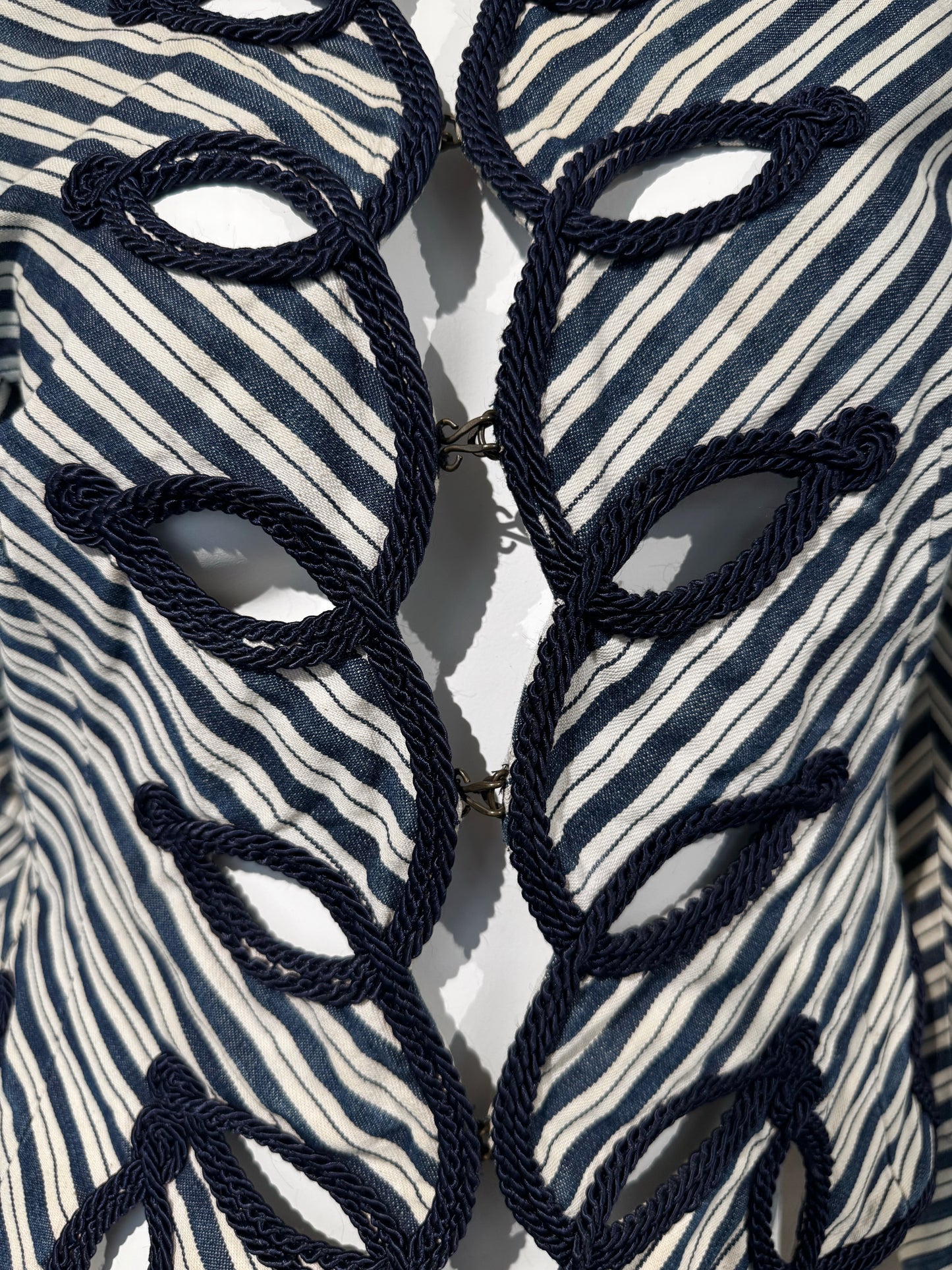 ALEXANDER MCQUEEN SS2005 «IT’S ONLY A GAME» OFF-WHITE & NAVY BLUE STRIPED NAPOLEON JACKET