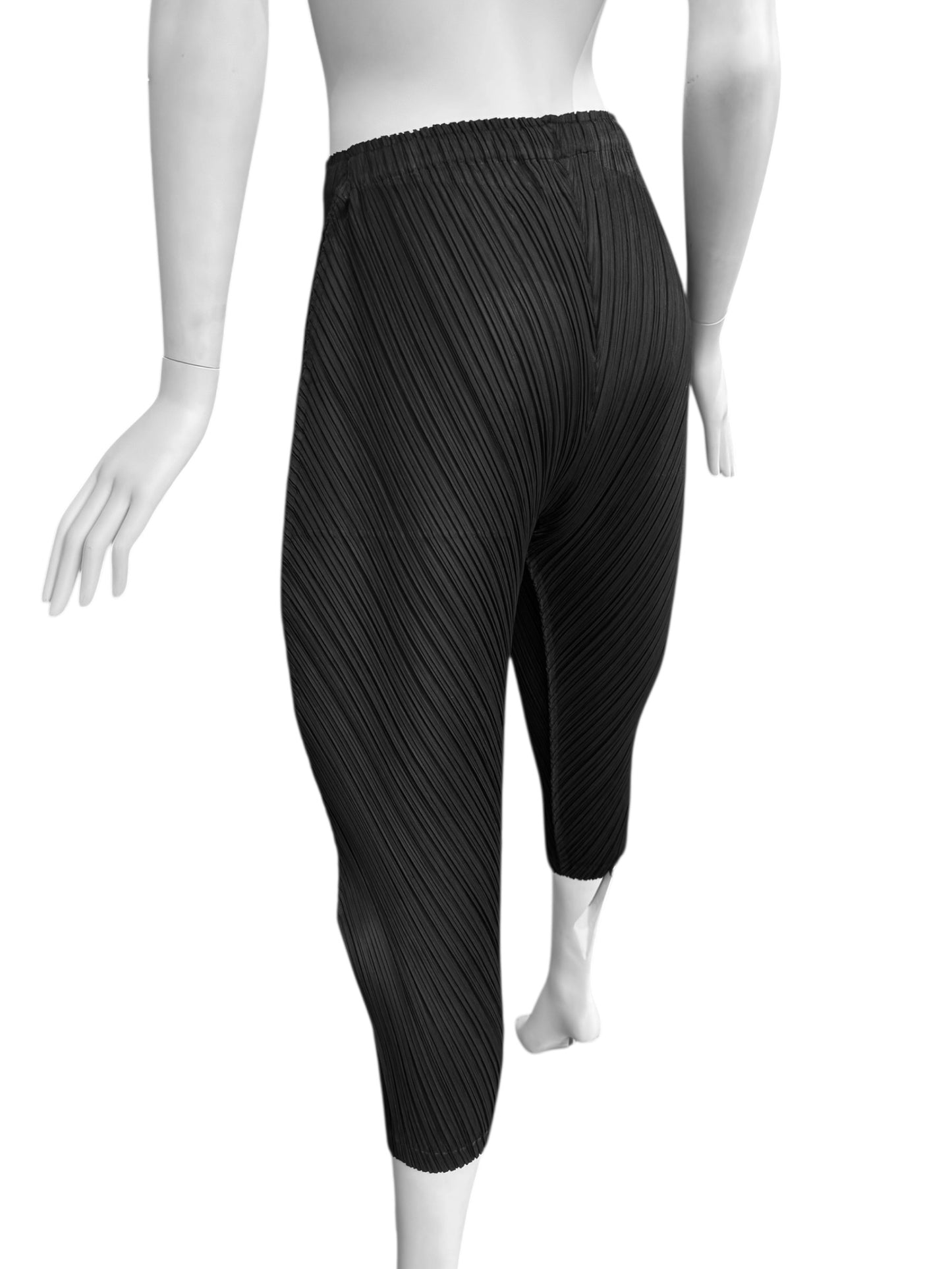 PLEATS PLEASE 2010s BLACK PLEATED BALLOON CAPRI PANTS