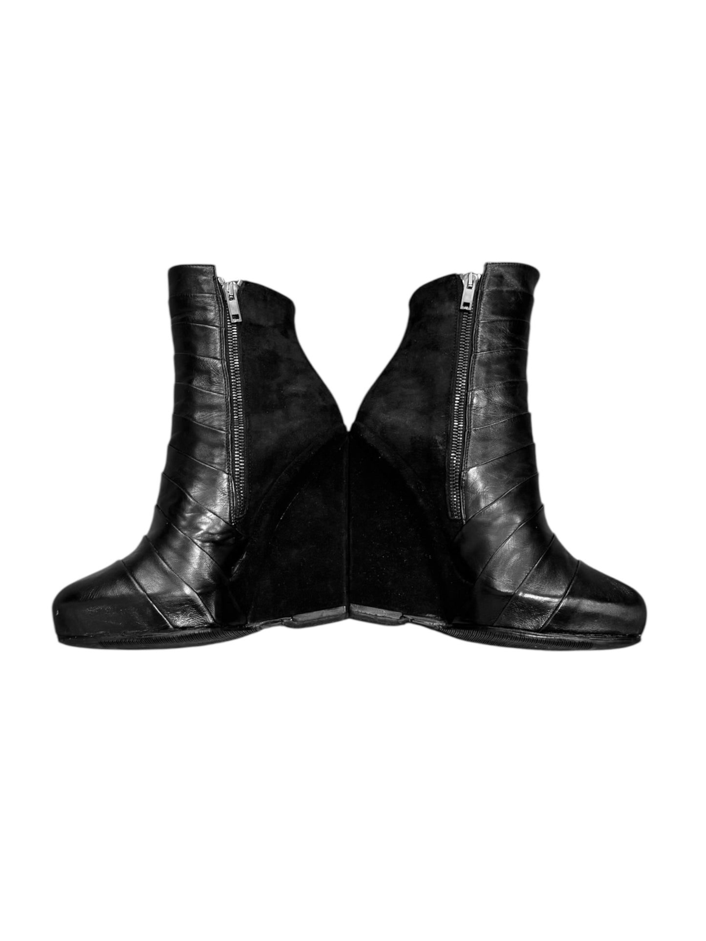 GARETH PUGH FW2010 BLACK PLEATED LEATHER WEDGE ANKLE BOOTS