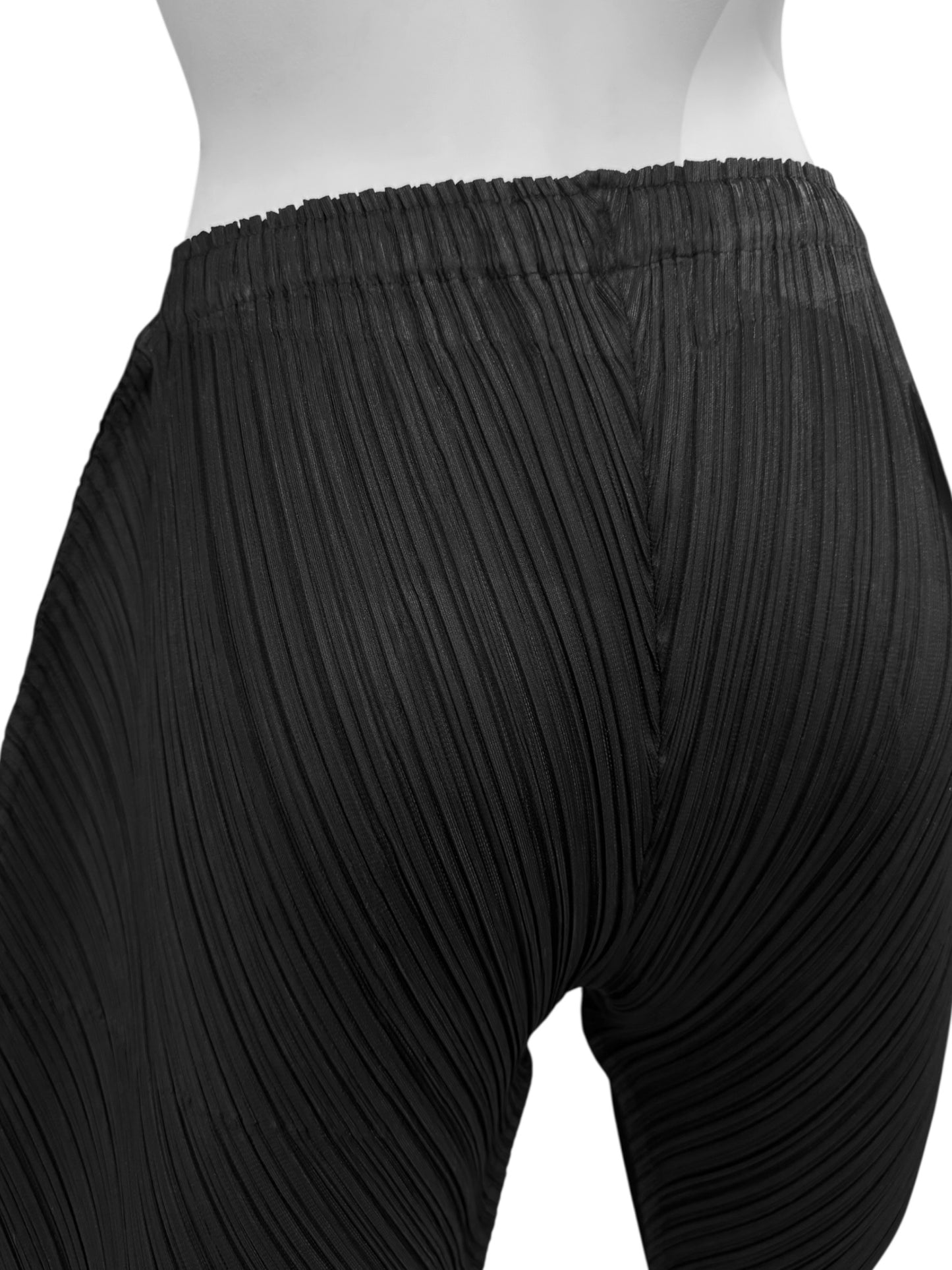 PLEATS PLEASE 2010s BLACK PLEATED BALLOON CAPRI PANTS